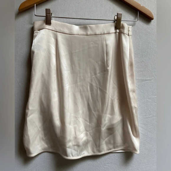 ARITZIA TEN BY BABATON GLISTEN RUCHED SKIRT PEARLY WHITE SATIN SZ 6 - Picture 2 of 8